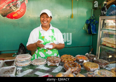 Frau verkaufen Backwaren auf dem Markt, Nieuw-Nickerie, Suriname Stockfoto