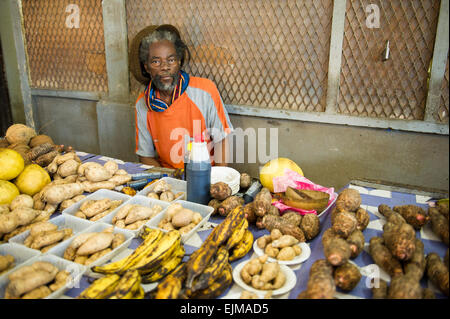 Mann, Verkauf von Produkten auf dem Markt, Nieuw-Nickerie, Suriname Stockfoto