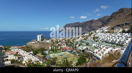 Am Nachmittag Panoramablick von Los Gigantes, Gigantes Klippen und Meer vom Aussichtspunkt an der Avenue 5. Centanario, auf der Insel Teneriffa, C Stockfoto
