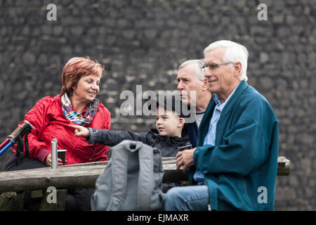 Senioren mit Kind auf Familie Wandern Reise entspannend im Freien. Stockfoto