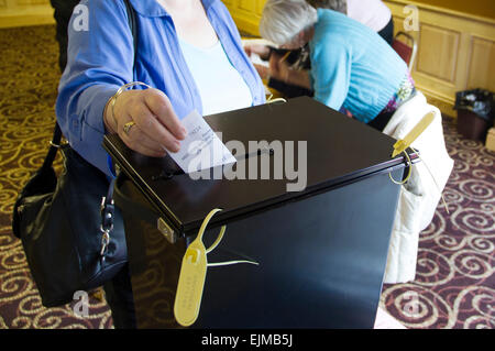 Frau stimmen - casting ihre Stimmzettel von Ballett-Box am Wahllokal bei Unterhauswahlen Wahlzettel Inbetriebnahme Stockfoto