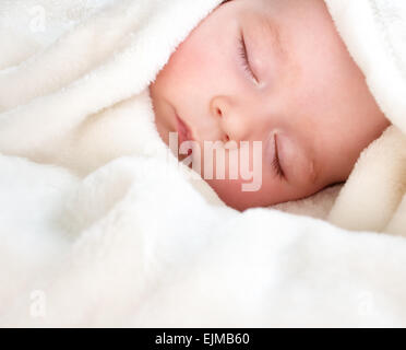 Baby schläft bedeckt mit weichen Decke Stockfoto