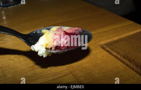 Erdbeer Trifle auf einem Löffel bereit, für Pudding Essen. Stockfoto