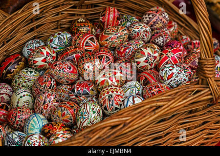 Weidenkorb mit Ostern bemalten Eiern traditionell rumänischen Stockfoto