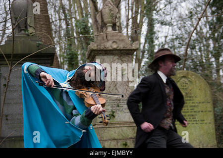 Die großen vergroesserten in Abney Park Cemetery Filmen das Monster Mash-Video am 28. Februar 2015 Monster Raving Loony Party Mitglieder Stockfoto