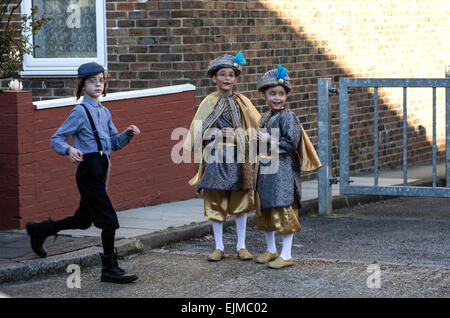 Drei Kinder in Fancy Dress Kostüme für die jüdischen Feiertag von Purim in Stamford Hill, London, UK 16. März 2014. Stockfoto