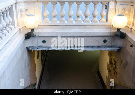 Metro-Eingang am nördlichen Ende von der Place De La Concorde in Paris. Stockfoto