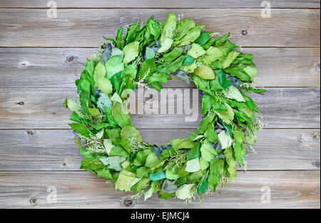 Ansicht von oben abgewinkelt Schuss von saisonalen Kranz aus grünen Blättern auf rustikale Zeder Holzbrettern hergestellt. Stockfoto