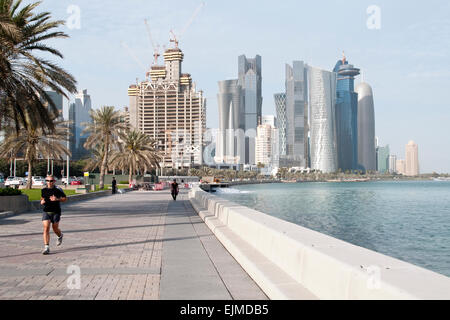 Fußgänger auf der Uferpromenade Corniche in die Stadt von Doha, in dem Golfstaat Katar. Stockfoto