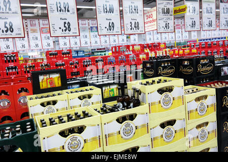 Stapel von Getränkekisten in einem Kaufland-Hypermarkt Stockfoto