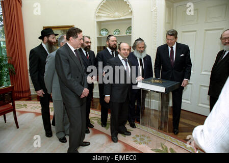 US-Präsident Ronald Reagan trifft mit sowjetischen jüdischen Emigranten einschließlich Natan Sharansky um Pessach Haggada 25. Oktober 1988 in Washington, DC im Oval Office des weißen Hauses zu erhalten. Stockfoto