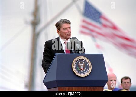 US-Präsident Ronald Reagan gibt die Eröffnungsrede bei der United States Coast Guard Academy Klasse 1988 Abschlussfeier 18. Mai 1988 in New London, Connecticut. Stockfoto