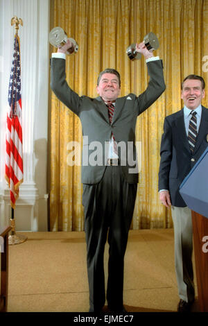 UNS Präsident Ronald Reagan Gewicht mit George Allen suchen hebt auf im Rahmen eines Empfangs der President es Council on Physical Fitness and Sports im East Room des weißen Hauses 2. Februar 1982 in Washington, DC. Stockfoto