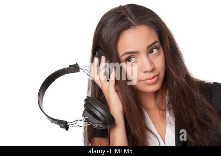 Süße junge Frau, hören mit Kopfhörer, isoliert auf weiss Stockfoto