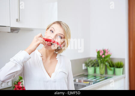 Frau zeigt Scheiben Paprika Stockfoto