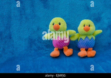 Stofftiere - Baby und Baby Mädchen Jungtiere. Küken für Ostern auf blauem Grund. Horizontale. Kopieren Sie Raum. Stockfoto