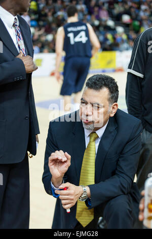 London, UK. 29. März 2015. London Lions Head Coach und CEO Vince Macaulay spricht mit seinen Spielern während der BBL Meisterschaft Spiel gegen Worcester Wolves in der Kupfer-Box-Arena im Olympiapark. London-Löwen gewinnen 88-70 Stockfoto