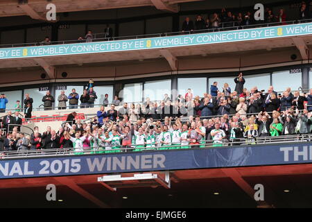 London, UK. 29. März 2015. Heben Sie 2015 FA Carlsberg Trophy North Ferriby United im Wembley-Stadion nach dem Spiel gegen Wrexham im Elfmeterschießen, nachdem das Spiel endete 3: 3 nach Verlängerung. Bildnachweis: Simon Newbury/Alamy Live-Nachrichten Stockfoto