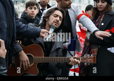 London, UK. 29. März 2015. Eine große Menschenmenge beteiligt sich an einer Mahnwache am Trafalgar Square in London, in Erinnerung an eine 27 jährige Afghanin, die letzte Woche von einem Mob im Zentrum von Kabul zu Tode geprügelt wurde. Ihr wurde vorgeworfen, durch ein Mullah des Brennens der Koran aber alles, was sie tat, war, ihm zu sagen, dass sein Geschäft des Verkaufens Tawiz, kleine Zettel mit religiösen Versen, die mächtige Zaubersprüche, sollen gegen den Islam war. Farkhunda wurde zu Tode geprügelt, verbrannt und dann in einen Fluss geworfen, von einem Mob in der Hauptstadt von Afghanistan. Bildnachweis: Siehe Li/Alamy Live News Stockfoto