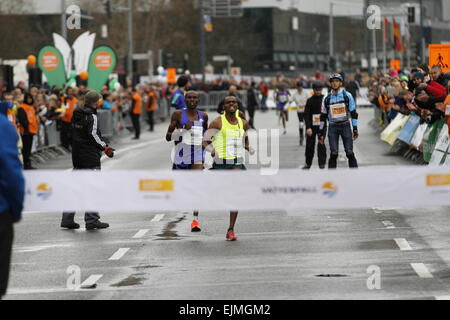 Berlin, Deutschland. 29. März 2015. Der äthiopischen Berhanu Legese gewann am Sonntag in 59:45 Minuten kurz vor dem Kenianer David Kogei (59:46) auf der 35. Halbmarathon in Berlin. Bildnachweis: Simone Kuhlmey/Pacific Press/Alamy Live-Nachrichten Stockfoto