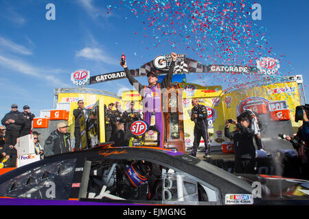Ridgeway, Virginia, USA. 29. März 2015. Denny Hamlin (11) feiert seinen Sieg der STP-500 auf dem Martinsville Speedway in Ridgeway, VA. Bildnachweis: Csm/Alamy Live-Nachrichten Stockfoto
