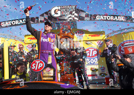 Ridgeway, Virginia, USA. 29. März 2015. Denny Hamlin (11) feiert seinen Sieg der STP-500 auf dem Martinsville Speedway in Ridgeway, VA. Bildnachweis: Csm/Alamy Live-Nachrichten Stockfoto