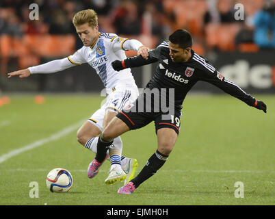 Washington, DC, USA. 28. März 2015. 20150328 - D.C. United weiter Jairo Arrieta (19) und Los Angeles Galaxy Mittelfeldspieler Robbie Rogers (14) Batte für den Ball in der zweiten Hälfte ein MLS-Spiel im RFK Stadium in Washington. Vereint die Galaxie, 1: 0 besiegt. © Chuck Myers/ZUMA Draht/Alamy Live-Nachrichten Stockfoto