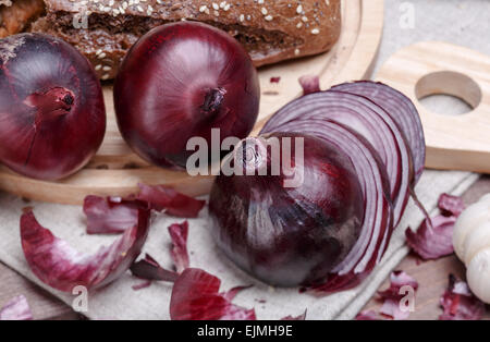 Knoblauch, Zwiebeln und Brot Stockfoto