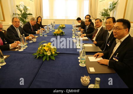 Lausanne, Schweiz. 29. März 2015. Chinesischen Außenminister Wang Yi(3rd R) trifft sich mit russischen Außenminister Sergej Lavrov(1st L) in Lausanne, Schweiz, am 29. März 2015. © Ling Xin/Xinhua/Alamy Live-Nachrichten Stockfoto