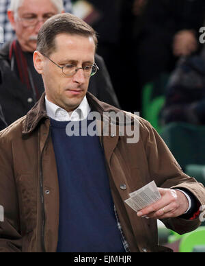 Budapest, Ungarn. 29. März 2015. Ungarische Financel Minister, Mihaly Varga schaut seine Fahrkarte während Ungarn vs. Griechenland UEFA Euro 2016 Qualifizierer Fußballspiels in Groupama Arena. Bildnachweis: Laszlo Szirtesi/Alamy Live-Nachrichten Stockfoto