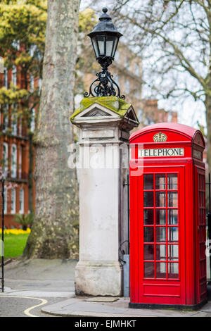 Rote Telefonzelle, Mount Street Gardens, London Stockfoto