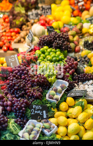 Obst und Gemüse stehen, Borough Market, London Stockfoto