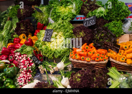 Obst und Gemüse stehen, Borough Market, London Stockfoto