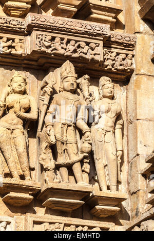 Die berühmten Schnitzereien in einem Hindu Tempel in der westlichen Gruppe in Khajuraho, Madhya Pradesh, Indien Stockfoto