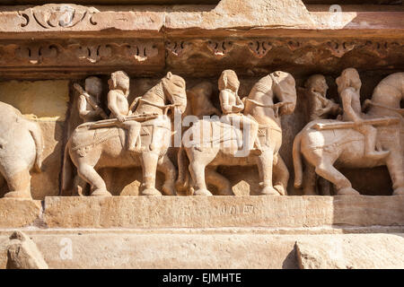 Schnitzereien in einem Hindu Tempel in der westlichen Gruppe in Khajuraho, Madhya Pradesh, Indien Darstellung montiert Krieger auf dem Rücken der Pferde Stockfoto