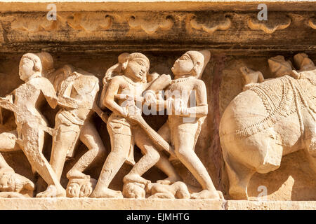 Schnitzereien in einem Hindu-Tempel in der westlichen Gruppe in Khajuraho, Madhya Pradesh, Indien Darstellung kämpfenden Krieger Stockfoto