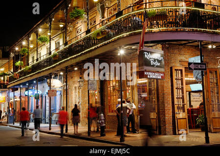 New Orleans, French Quarter, Bourbon Street in der Nacht. Stockfoto