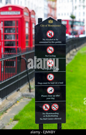 Parkschild, rote Telefonzellen, Berkeley Square Gardens, London Stockfoto