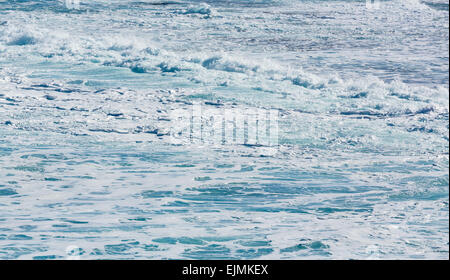 Stürmischer See an den Strand in parallelen Reihen kommen off Polihale Beach, Kauai, Hawaii Stockfoto