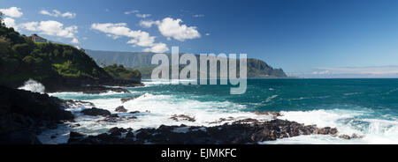 Panoramablick auf Hanalei Bay und Na Pali Berge wie Absturz Wellen gegen die Küste in der Nähe von Queens Bad Princeville, Kauai, Hawaii Stockfoto