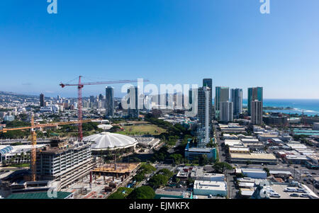 Blick auf Waikiki zeigt neue Eigentumswohnungen im Bau wie der Stadt Honolulu auf Oahu, Hawaii erweitert Stockfoto