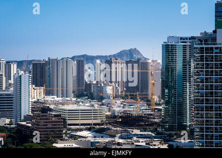 Blick auf Waikiki zeigt neue Eigentumswohnungen im Bau wie der Stadt Honolulu auf Oahu, Hawaii erweitert Stockfoto