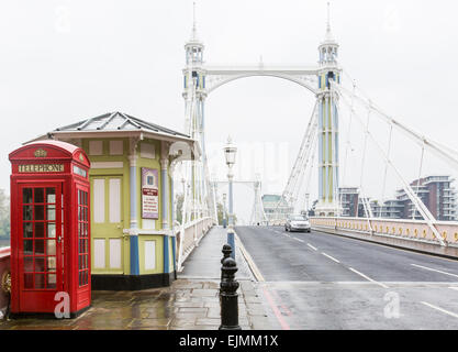 Albert Bridge, rote Telefonzelle, London Stockfoto