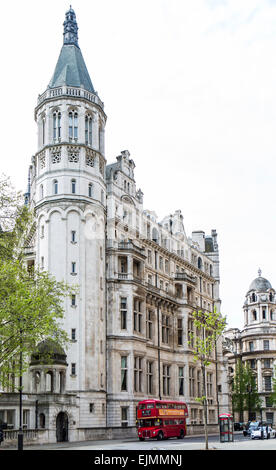 Doppeldecker-Bus, Royal Horseguards Hotel, London Stockfoto