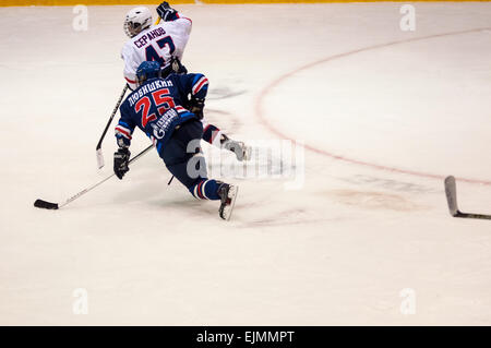 ORENBURG, ORENBURG Region, Russland, 19. Oktober 2014 Jahr. Junior Hockey League Championship match Dobycha Junior-Gazprom Orenburg (Orenburg) - Torpedo (Nischni Nowgorod) Stockfoto