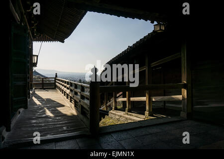 Blick vom Nigatsu-Do Halle im Todaiji Tempel, Nara, Japan an einem sonnigen Frühlingstag. Stockfoto