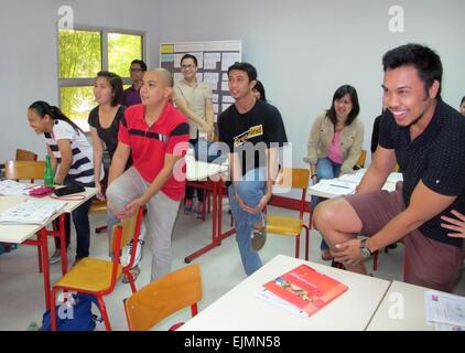 Manila, Philippinen. 16. Januar 2015. Lorenzo Ancheta (R) und seine Klassenkameraden lernen Deutsch in einem Kurs am Goethe-Institut in Manila, die Philippinen, 16. Januar 2015. Die jungen Filipinos sind ausgebildete Betreuer und wollen nach Deutschland zu gehen. Foto: CHRISTIANE OELRICH/Dpa/Alamy Live News Stockfoto