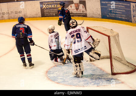 ORENBURG, ORENBURG Region, Russland, 19. Oktober 2014 Jahr. Junior Hockey League Championship match Dobycha Junior-Gazprom Orenburg (Orenburg) - Torpedo (Nischni Nowgorod) Stockfoto