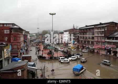 Srinagar, Kaschmir. 29. März 2015. Einer zentralen indischen Reservesoldat Polizei (CRPF) überquert eine durchnässtes Straße im kommerziellen Zentrum von Srinagar im Sommer, die Hauptstadt des indischen Kaschmir auf März verabreicht 29,2015. Das Tal hat erlebt schwere Regenfälle seit Samstag, führt zu einem frischen Fluten Panik und plötzlichen Anstieg der Wasserpegel in den Flüssen, Bächen und Rinnsalen über Kaschmir. Bildnachweis: NISARGMEDIA/Alamy Live-Nachrichten Stockfoto