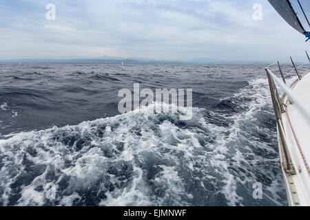 Segeln auf dem Meer bei schlechtem Wetter. Meer vor dem Sturm. Stockfoto